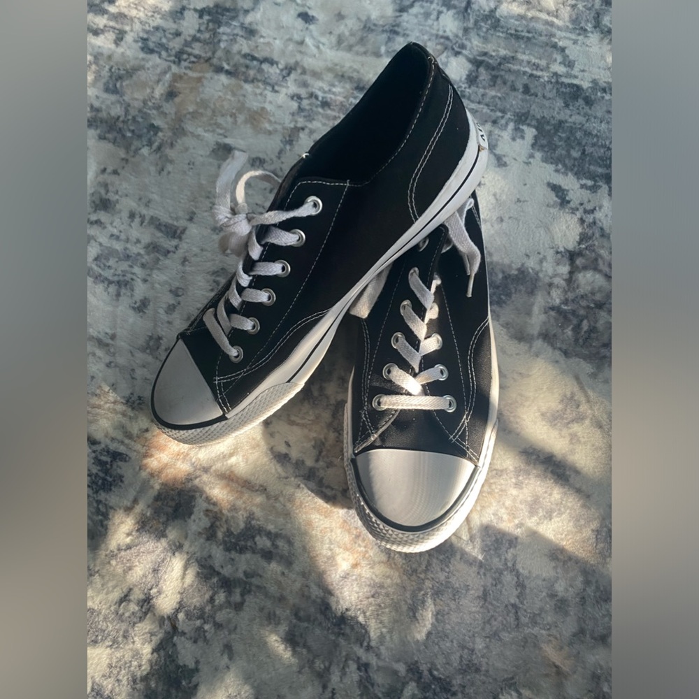 Air walk converse like sneakers